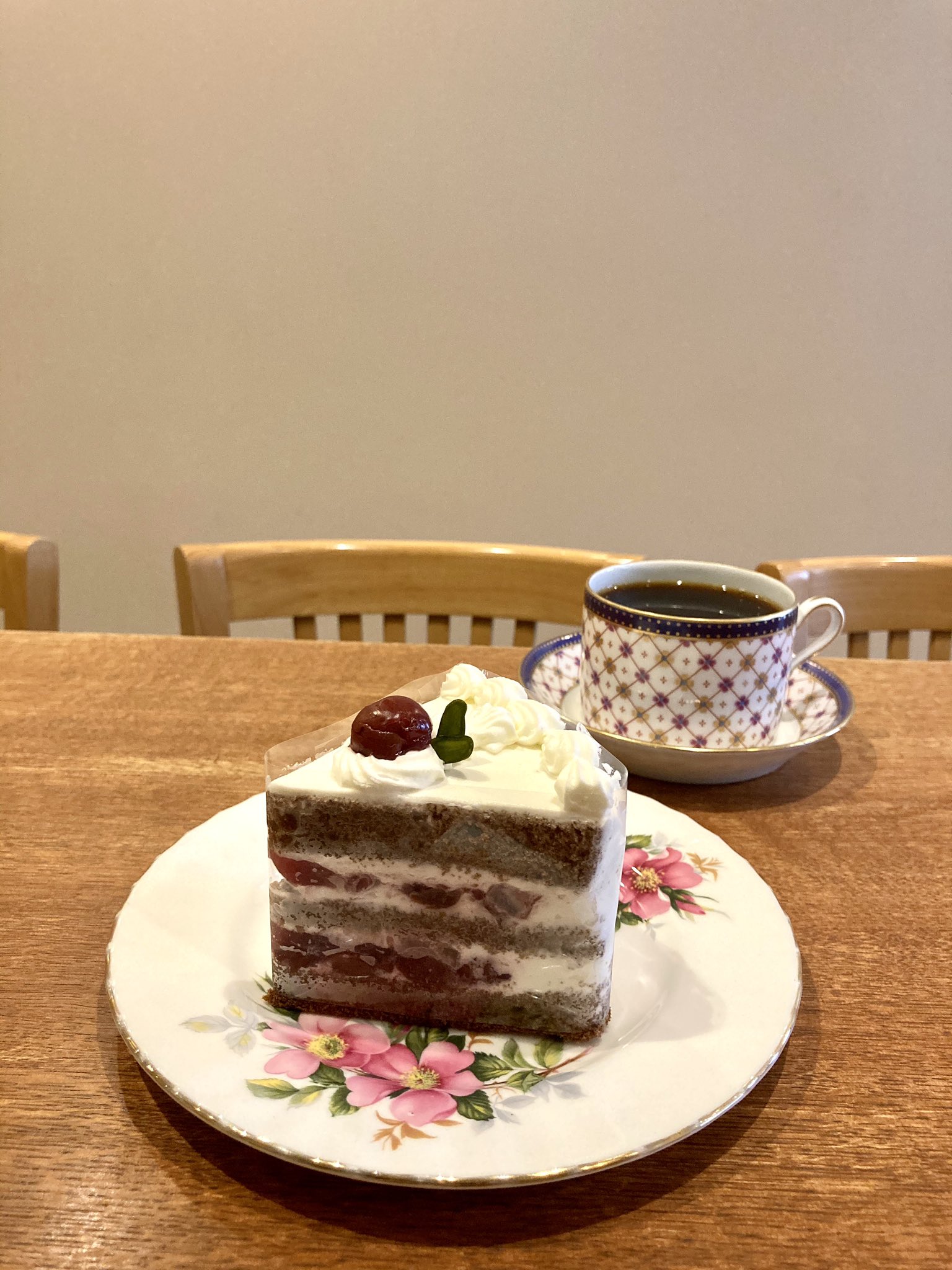 Bo Peep ボーピープ お持ちかえりできます ブラックフォレストケーキ サワーチェリーのコンポートを ココアのスポンジと生クリームで サンド 夏から秋にかけておいしいケーキです 大人の方のお誕生日ケーキにもおすすめです 吉祥寺カフェ