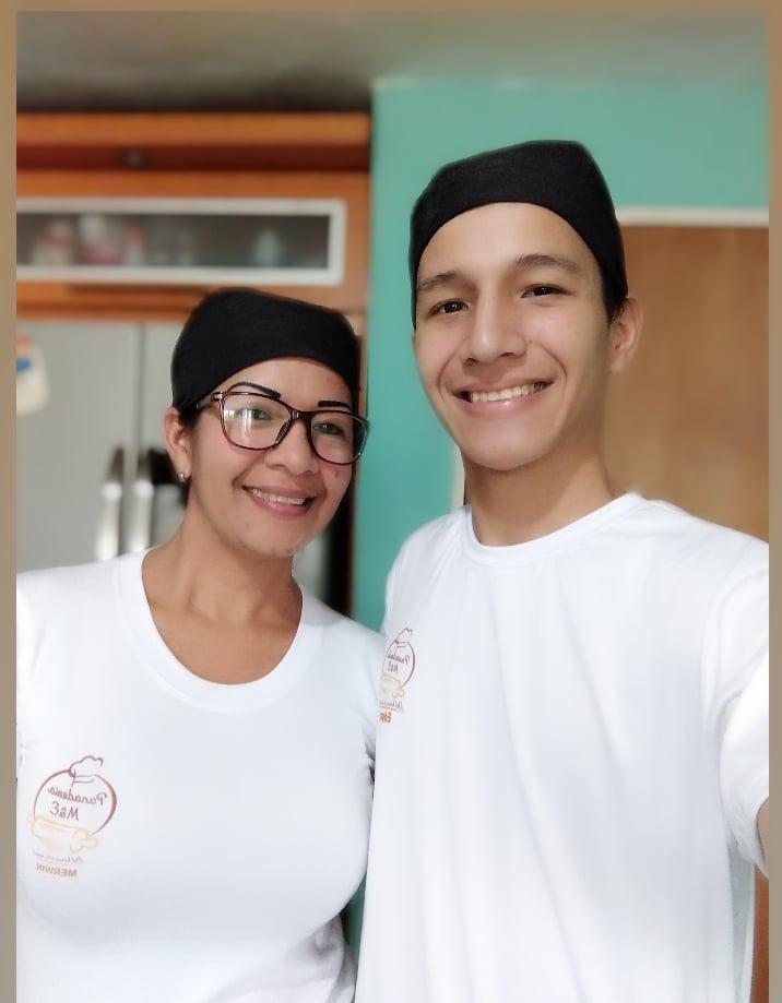 Buenas noches compañeros 🙋🏻‍♀️
Hoy fue un domingo muy productivo gracias a Dios , trabajando junto a mi hijo 

A nosotros no nos detiene nadieeeeee, no le tenemos miedo al trabajo 💪🏻👩🏻‍🍳👨🏻‍🍳
#MadreEHijo
#SomosEmprendedores👩🏻‍🍳👨🏻‍🍳