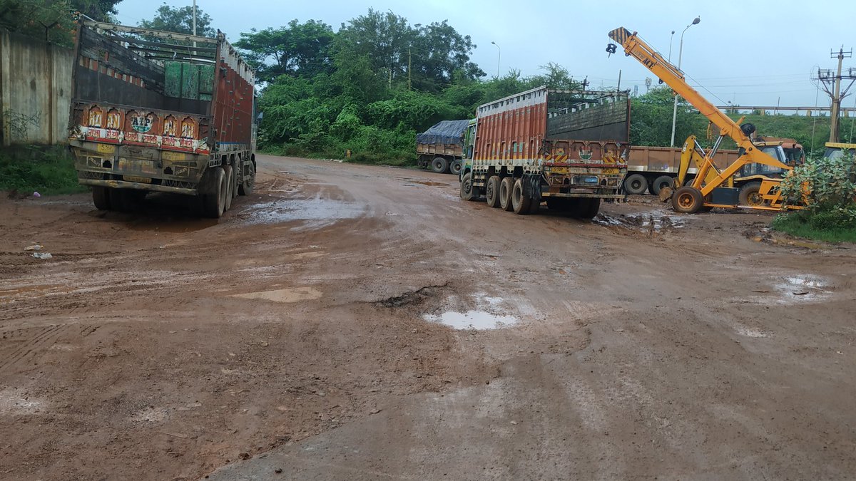 Hi Friends and the responsible citizen of this country🙏 here is some pictures shows how the entrance of Hubballi highway has been made and maintained.
#HubballiDharwad #SmartCity @hublimandi @HdmcHubliDwd @HubballiTimes  @hubballi_meme @Hubballi_Infra 
Tag this to who belongs to