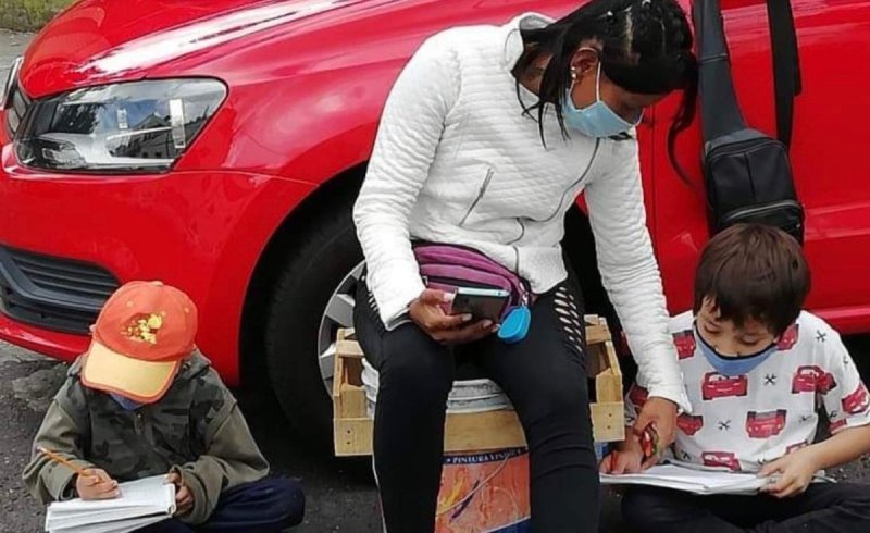 ElInformanteMX's tweet photo. #Redes aplauden a franelera que se pone a estudiar con sus hijos usando el internet público.

https://t.co/C9gbRCPuSc https://t.co/G0cnZGA4LG