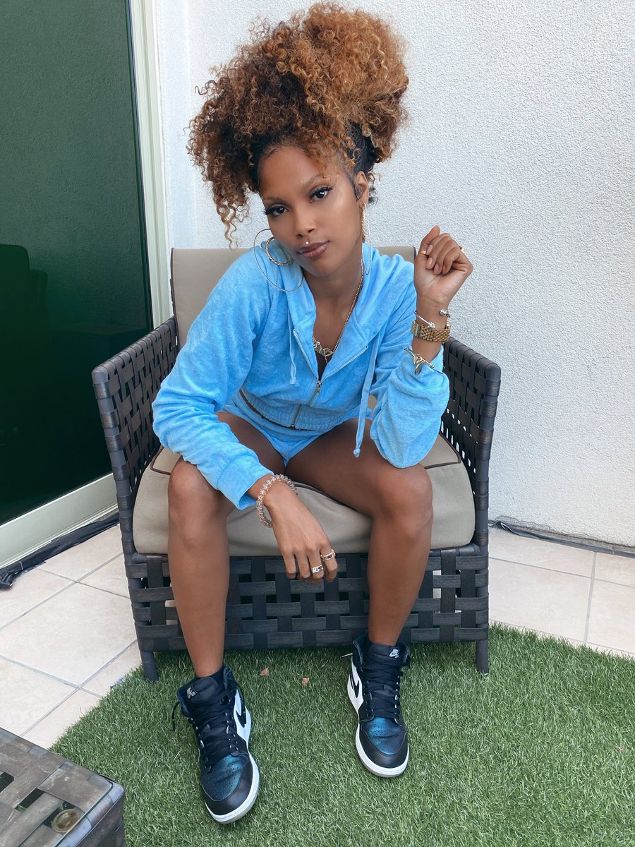 TheRealLiScott's tweet photo. cause I’m always rOcKin that nEw sHit 📟 #LiScott https://t.co/MpMtaMoO7K