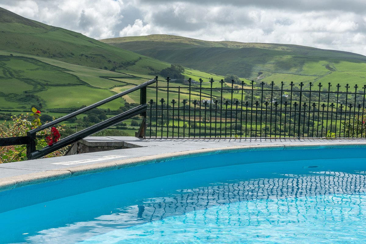 Ready to plan your next Autumn Break?⁠ The pool at @geufronfarmsnowdonia is HEATED! 🏊♨️
⁠
Geufron Farm Cottages offers a selection of 4 newly renovated holiday cottages in the Snowdonia National Park.⁠
⁠
UK Holiday Cottage Photography by l8r.it/wm9W.⁠