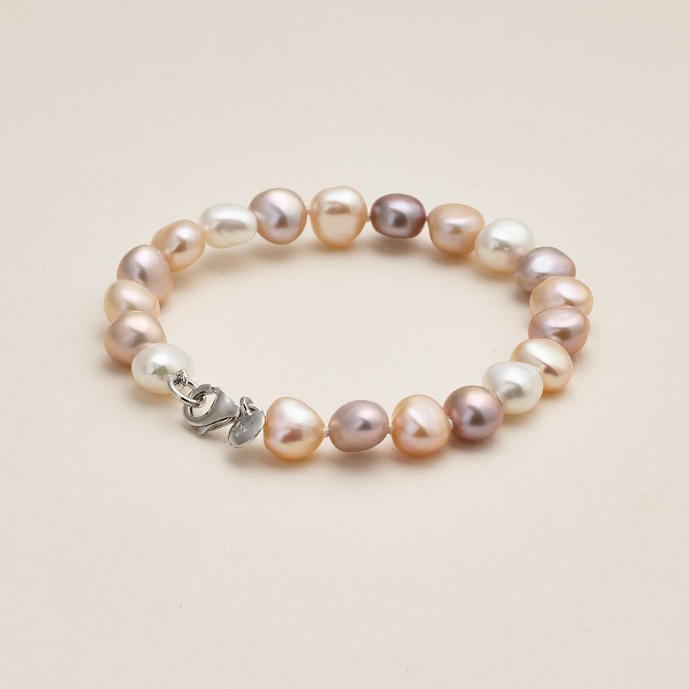 Bank Holiday Monday we are open 10am - 4pm come and visit us for up to 30% off selected jewellery purchases.

#bankholiday #shopping #isleofwightpearl #freshwaterpearls #akoyapearls #pick-a-pearl #pearlcafe #holidaytreats #multinaturalpearls #bracelet