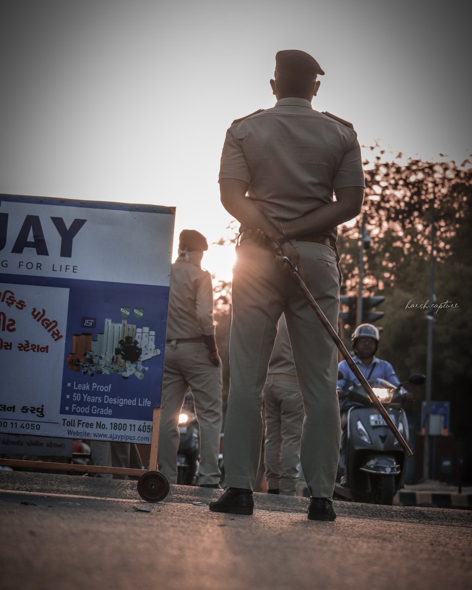 Vikrams57955202's tweet photo. काम के लोग चन्द मिलते है,
जब आती है मुसीबत तब पुलिस के सिवाय सब दरवाजे बन्द मिलते है।
24×7 घण्टे ड्यूटी
अपने हिस्से के सभी रविवार और त्यौहार छोड़कर आमजन के हित मे कर्तव्य को समर्पित पुलिसकर्मियों का भी एक परिवार होता है
@GujaratPolice https://t.co/14s1k7sriE