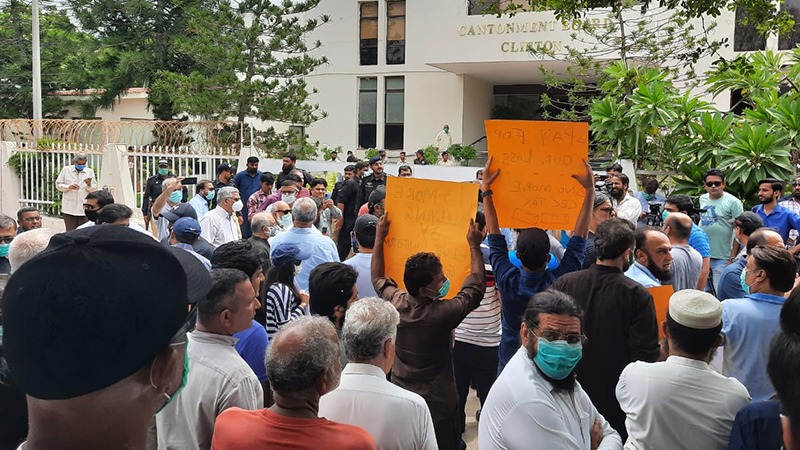 LIVE: Residents of  @DHAKarachiOfc, Clifton have started gathering to protest against the crisis brought on by the monsoon in which the entire area flooded