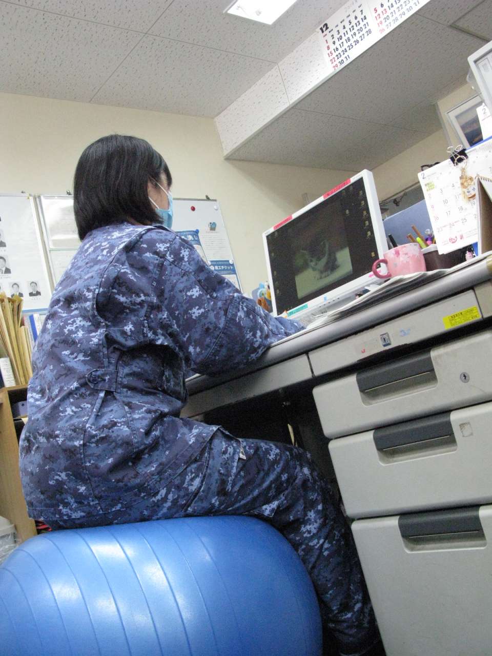 海上自衛隊 第２２航空群 ちょっと揺れてるくらいがちょうどいい 海上自衛隊 第22航空群 大村航空基地 基地隊 バランスボール お仕事 女性自衛官 体力作り ゆかいな職場 海自女子 T Co Cajhwmhf16 Twitter