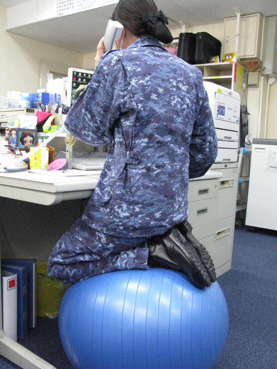 海上自衛隊 第２２航空群 ちょっと揺れてるくらいがちょうどいい 海上自衛隊 第22航空群 大村航空基地 基地隊 バランスボール お仕事 女性自衛官 体力作り ゆかいな職場 海自女子 T Co Cajhwmhf16 Twitter