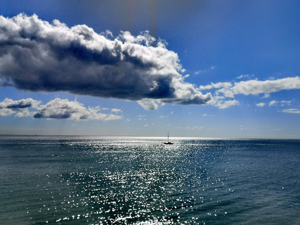 chrisfroghouse's tweet photo. #onlyincornwall do the #clouds look like #pasties #lovewhereyoulive #seascapephotography #sea #seascape #Coastal https://t.co/HoxCfuyRmo