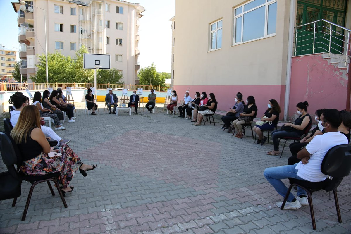 İl Müdürümüz Sn <a href="/gurselekmekci/">Gürsel EKMEKCİ</a>: "Değerli Meslektaşlarım, pandemi sürecinde uzaktan ya da yüz yüze yapacağımız eğitim-öğretim faaliyetlerinde en önemli hedeflerimizden biri, çocuklarımıza
dünyanın kapılarını açmak olmalı."

<a href="/tcmeb/">Millî Eğitim Bakanlığı</a> <a href="/ziyaselcuk/">Ziya Selçuk</a> 
#uzaktaneğitimleokuldayım