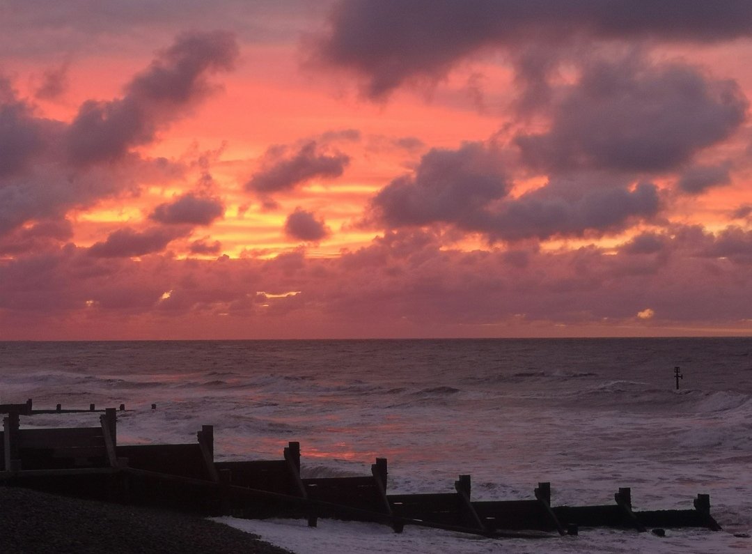 Different stages of the most beautiful #sunset at #Sheringham yesterday evening - beautiful stroll along the sea front with friends, good for the soul 💙

#NorthNorfolk #ThisIsNorfolk #NorfolkSkies #NorthNortfolkNaturally