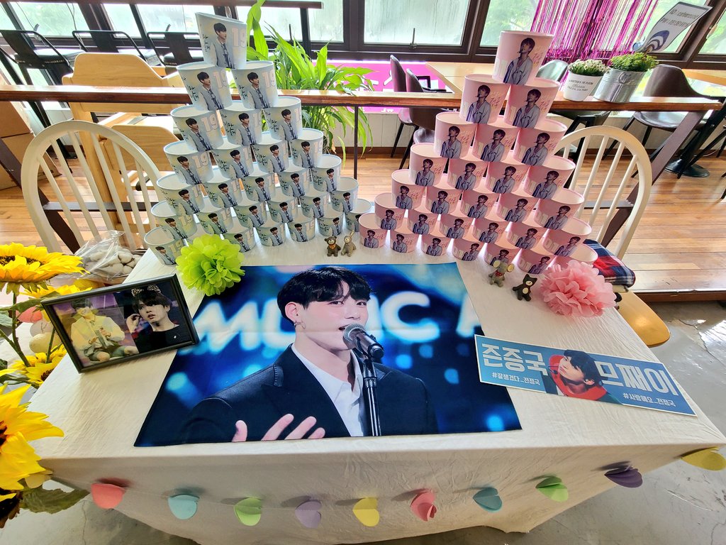 purpleBTS_myg's tweet photo. 카페어라운드(@AroundCafe) 다녀왔어요😀 복숭아아이스티 보틀음료와 예쁜 컵홀더 포카 엽서 겟😍왕푸짐하고 다 예뻐요ㅠㅜ 근데 카페 실물이 사진보다 더 예쁩니다😅 정국이 생일카페 너무 감사합니다💜
@Filter_k_
#아미의_달_정국아_생일축하해
#정국아_아미의_밤에_등불이_되어줘서_고마워 https://t.co/87y1Nuv0EZ