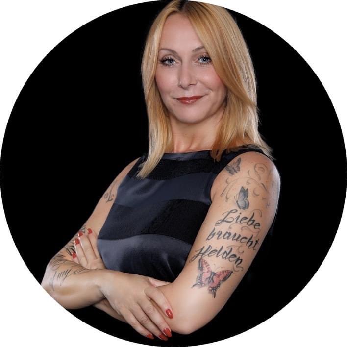 Nicole-Maria Weimar

Aus eigener schmerzlicher Erfahrung weiß sie, wie wichtig es ist, an sich selbst zu arbeiten. Erkennen, was mit der eigenen Persönlichkeit matcht und dann das Beste aus sich herausholen. Wie das funktioniert, erfahrt ihr in ihrem ganz persönlichen Vortrag.