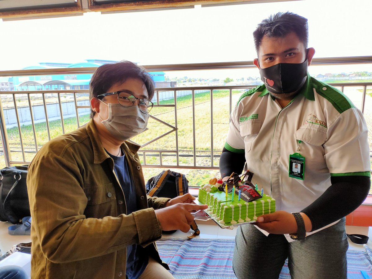 krde_official's tweet photo. #Ultah
Selamat Siang...
Masih di bulan Agustus yang penuh semangat menggelora, kali ini Karmin (sebutan untuk KRDE admin) memposting acara ultah ke-9 komunitas ini pada Sabtu (23/8) lalu di Stasiun Ngrombo.
#keretaapikita #kai121 #krde #krdeselamanya #salamempatjari https://t.co/NVJemqJkjB