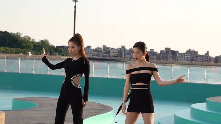 SEULGI_TH's tweet photo. ซึลกิบอกว่าจริงๆแล้ว Naughty จะได้เป็น couple track หรือ side track ที่แสดงกับเพลงไตเติ้ลเท่านั้นแต่คุณอีซูมานเห็นวีดีโอการแสดงแล้วเขาบอกว่า 'นี่ต้องได้รับการโปรโมตแล้ว!' เธอเลยดีใจมากๆเพราะไม่งั้นพวกเขาจะโชว์เพลง Naughty ในบรอดแคสต์แค่ประมาณ 1 นาทีเท่านั้นค่ะ 😂

© ultseul https://t.co/RnvRIGdVQa