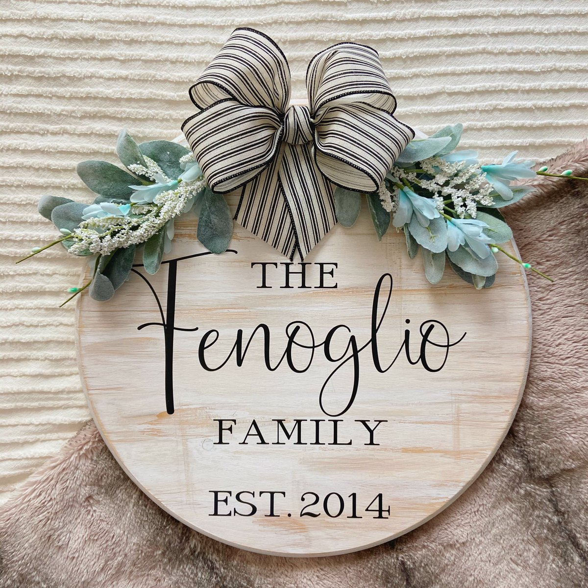 madisongodfreyy's tweet photo. I’ve recently started my own DREAM business called Emgee Co. I custom create wood signs and tee shirts, and I’m hoping to be able to grow my variety of products soon!!!🤍Here’s some examples of some orders I’ve completed..... Twitter do yo thing ;) https://t.co/JPid79qaLE