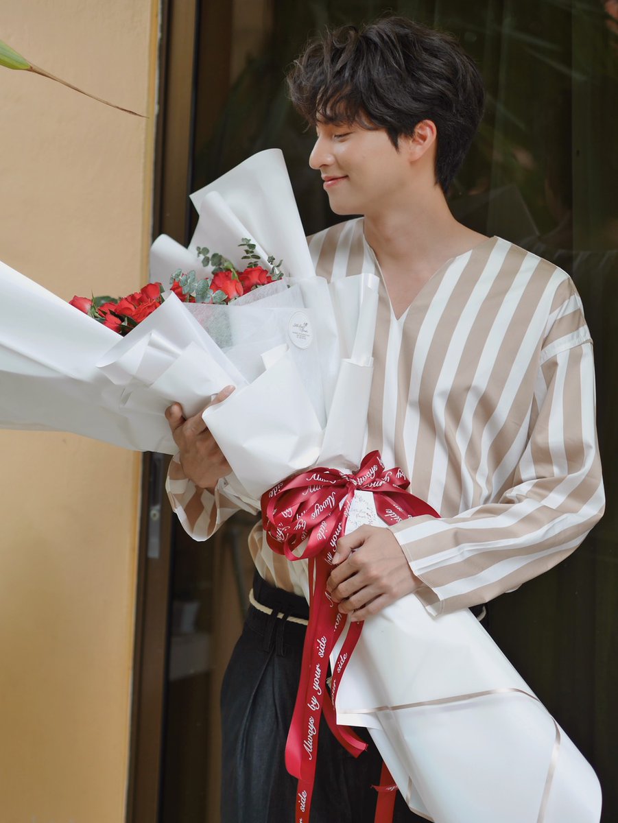 August 1, global press conference Gulf arrived a little bit late to the event with a bouquet of red roses, red that according to him, means love, with a ribbon which said "always by your side" and all of this for his special person, who? Well you already know 