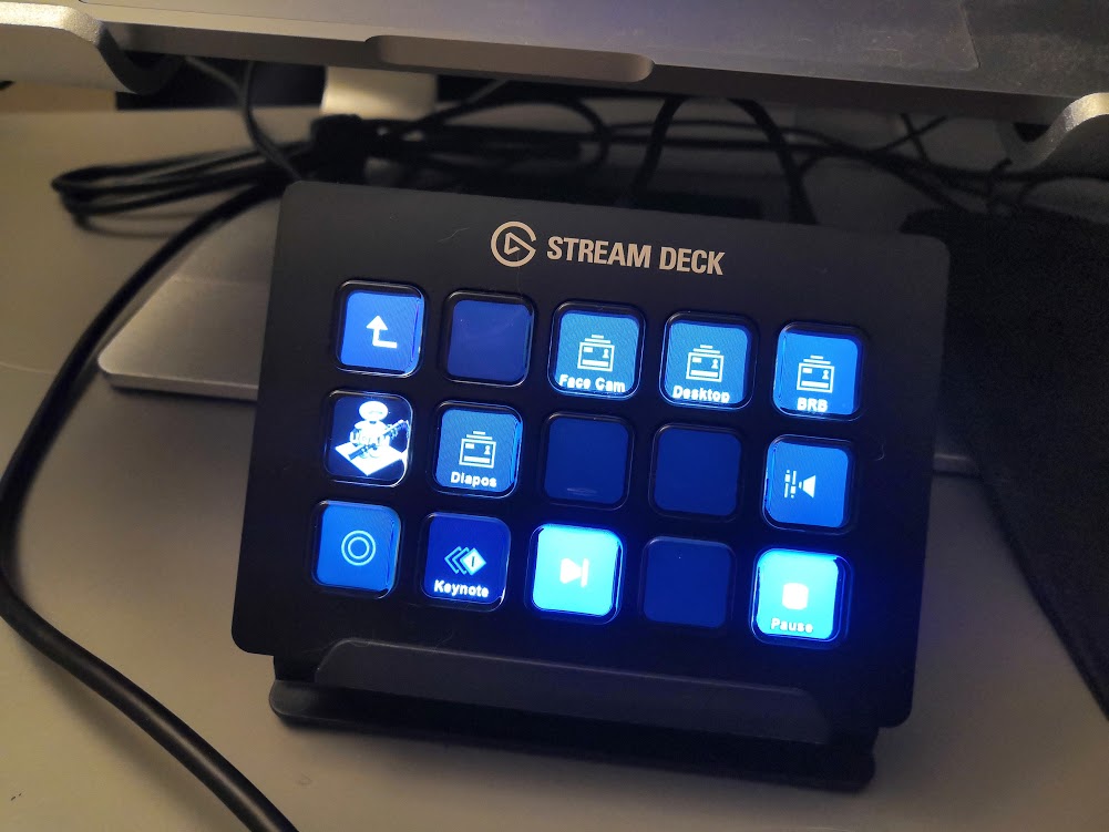 To move from one scene to the other, I am using a StreamDeck. Each key can be linked to actions , such as starting keynote, starting to record, switching between scene, ... On the left the config software, and on the right the physical device.