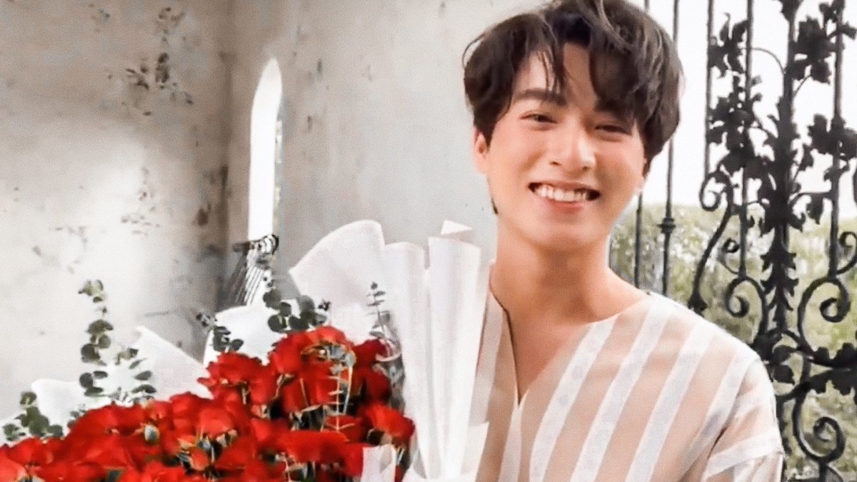 August 1, global press conference Gulf arrived a little bit late to the event with a bouquet of red roses, red that according to him, means love, with a ribbon which said "always by your side" and all of this for his special person, who? Well you already know 