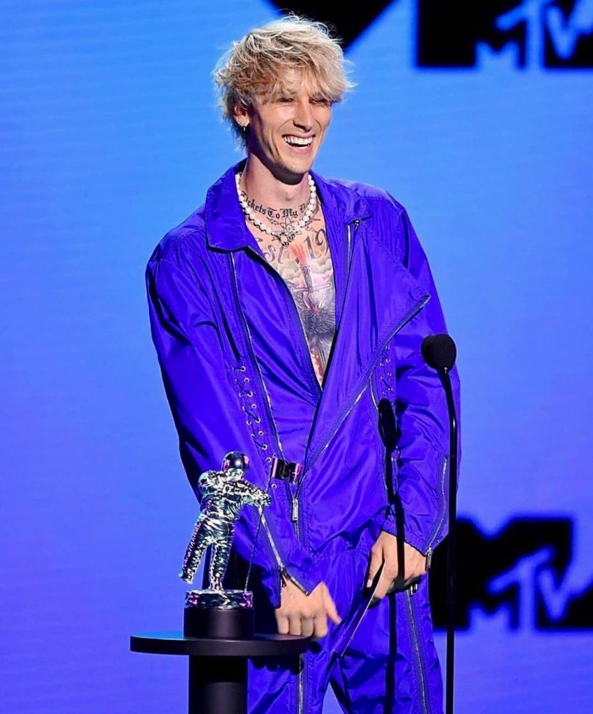 mgk__italia's tweet image. “And I knew I wasn’t perfect, but I know that I made it all in my own” 💙 @machinegunkelly