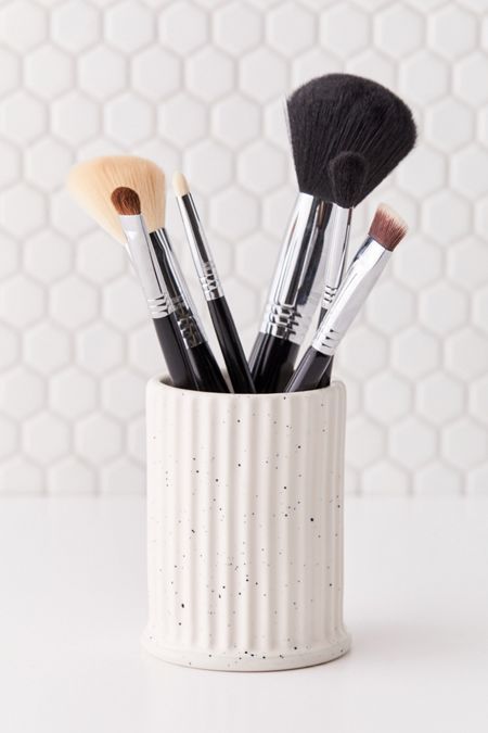 bealuxur's tweet photo. Luxe makeup brush holder/case,which one would you like? #Bealuxur offers various types of high-quality makeup brushes, make-up accessories, puffs, sponges and other cosmetic tools~ #fashionphotography  #makeup #makeuptutorial #fashion #makeupaddicts #beauty #fashiontrends https://t.co/GoKsMzqkXr