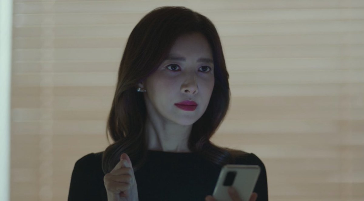 > now in ep 6, after hanjo’s shenanigans, yeonjae seemed relaxed looking at how she already closed the blinds of her window. she then received a message from dongjae who extended his support. yeonjae then said, “there was one more.”