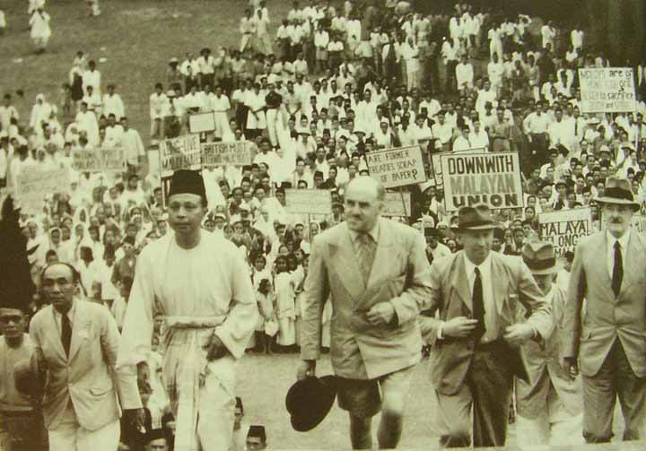 Kemudian pada 1946, British nak hapuskan sistem naungan dan jadikan negeri-negeri Melayu sebagai jajahan bernama Malayan Union. Maka orang Melayu bangkit melawan. Sebuah Persekutuan Tanah Melayu didirikan, menggantikan Malayan Union, dan kemerdekaan dicapai pada tahun 1957.