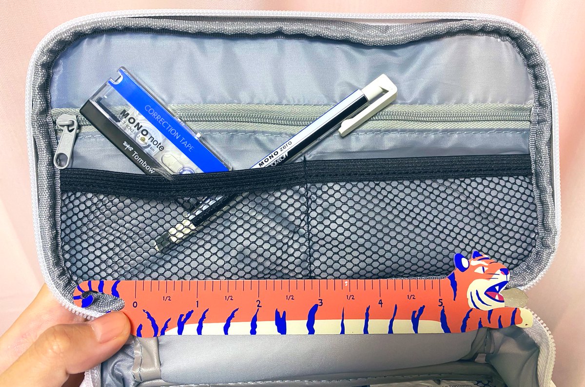 どんける灰都 Mono文具bookとその付録 でっけえmono消しゴムが届きました でかい かわいい やったー でっけえ Monoケシだーー Monoのロゴやデザインが可愛くて このほっそいペン型消しゴムと 四角い修正テープも可愛くて長年愛用しています