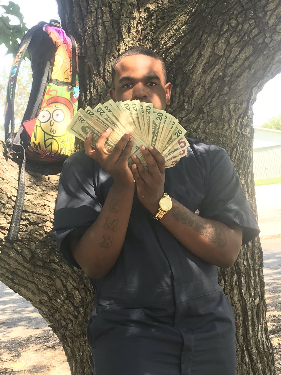 4Boylilky's tweet photo. REAL DOPE BOY 🎱⛄️ Free @yung_cove44  #Frontstreet #Lil4️⃣™️ #4BZ🤘🏾 https://t.co/eEmfXpgar8