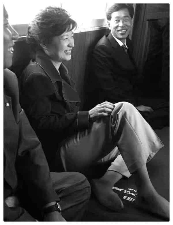 보고싶다
보고싶다
정말 많이 보고싶다

자유대한민국이 조국인
국민들이 이 마음으로
이 힘든 시기를 함께
견디며 기다리고 있다는 걸
잊지 마시고 힘내세요.

꼭 함께 하게 될 날이 
올 것입니다.