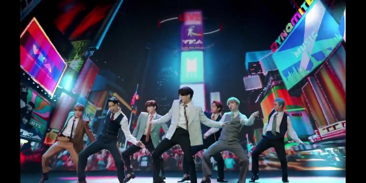 nookimei's tweet photo. #VMAWITHBTS #VMAs #BTS_Dynamite вы заметили КАК МЕНЯЛСЯ ФОН во время выступления ??😳 типа сначала это похоже на какой-то переулок, потом они уже выступают на большой улице с собственной рекламой, затем у них в ногах ЦЕЛЫЙ ГОРОД, а в конце им открыватся ОГРОМНЫЙ МЕГАПОЛИС 🤲👑 https://t.co/KFDeR5wojw