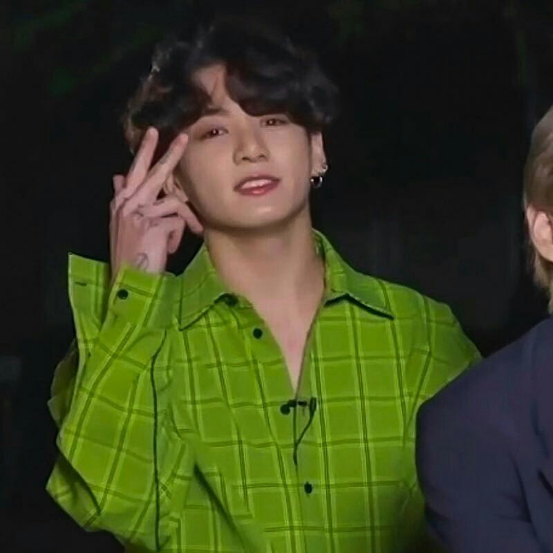 jkswolf's tweet photo. ultimas chances pra vc dar rt no jungkook de 22 aninhos usando verde https://t.co/Dkv0wsUDaA
