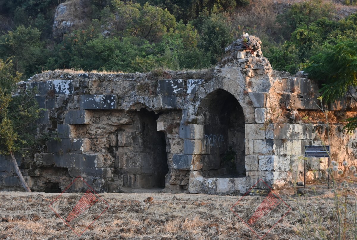 aydemirist's tweet photo. Antalya’nın Gazipaşa ilçesindeki Selinus antik kentinin doğu yamacında yaklaşık 59 dekarlık arazide kişiye özel imara açma girişimi; arkeolojik sondaj çalışması yapılmadan araziye iş makinesi soktular. #Selinus #Gaziemir #Antalya #arkeoloji #tarih #talan
https://t.co/5jHuMsGqcX https://t.co/L70O7EuYqS