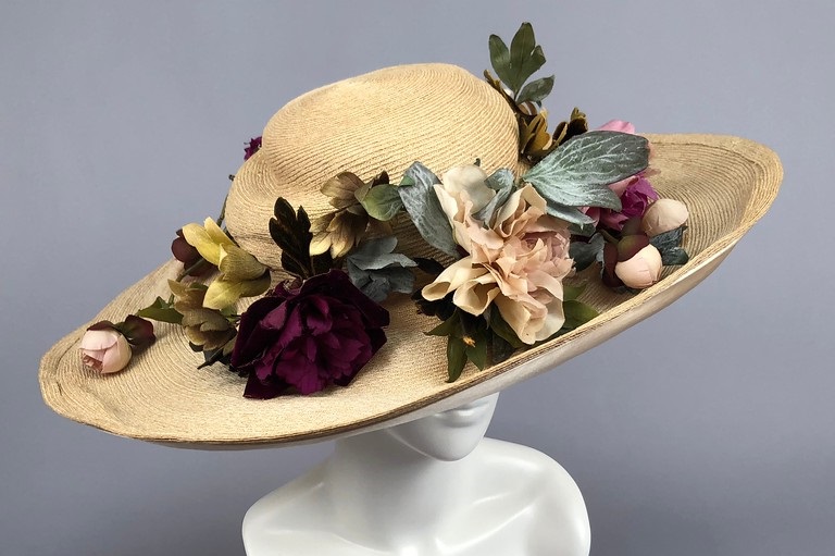 Dr Kaymi Anne Of Green Gables Nitpicker S Club En Twitter アニメ8話で野花で帽子を飾るアン 教会では悪目立ちしちゃってたけど 1910年代前後になると帽子を花でどわっちゃーっと飾るのが流行したみたいだから アンのファッションセンスは時代を先取りして