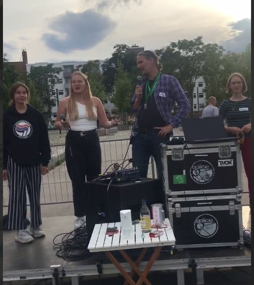 FFF_Pankow's tweet photo. Am Wochenende waren wir mit einem Stand beim Fest im Mauerpark!🙌 Dort haben wir mit Pankower*innen über Klima und den 25.09. geredet.🌱
Unter anderem haben wir Klimawünsche für Pankow gesammelt. https://t.co/Aal8JUOlH9