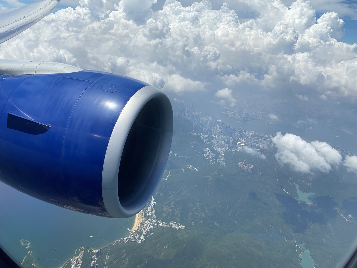 gabrielladriver's tweet photo. We’ve been really spoilt with our views coming in to land today. Clouds aside, we got a great view of Hong Kong island and Kowloon Bay! @British_Airways #BA31 https://t.co/DmiZ7v7K10
