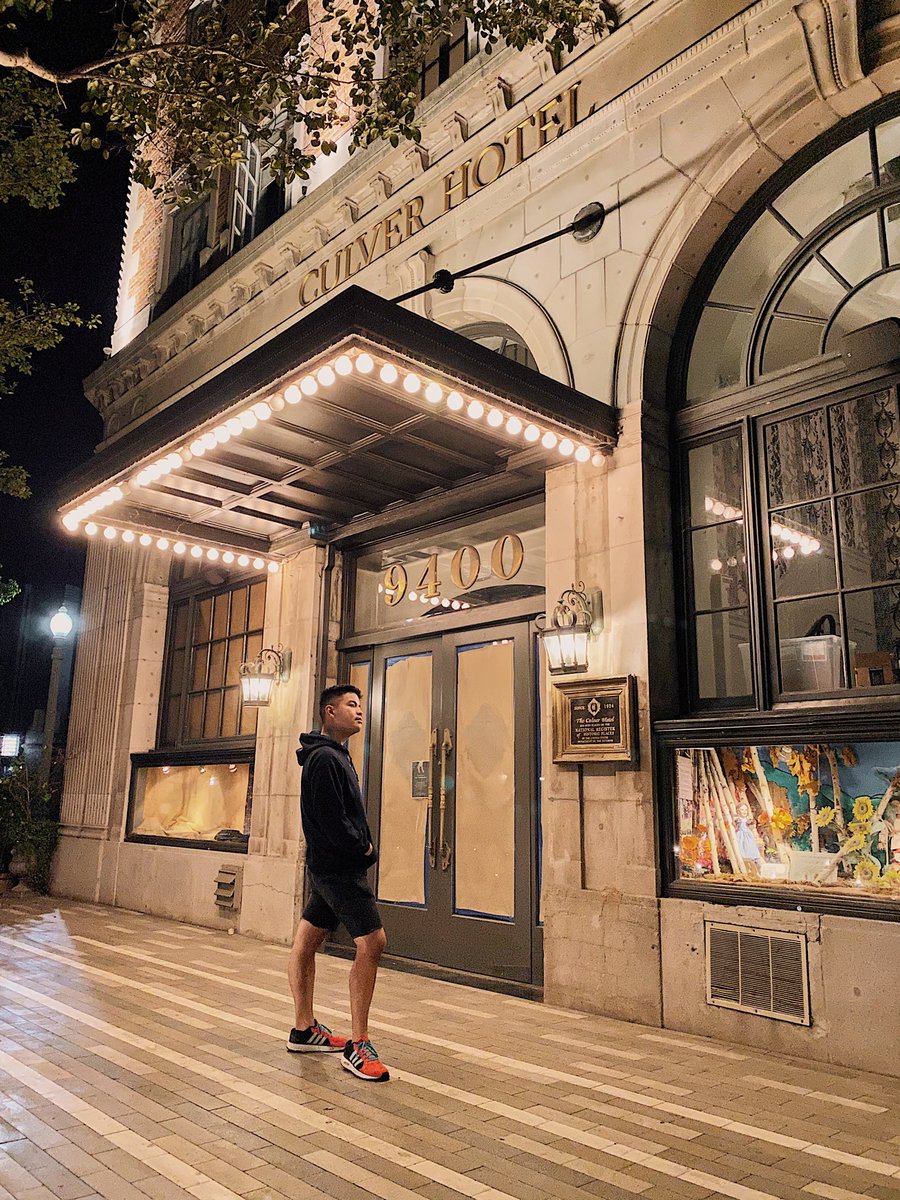 yetkl's tweet photo. Why is my reflection someone I dooooonnnnttttt knooooow? #nightstroll #funtimes #culverhotel #culvercity #shotoniphone #iphonenightmode #nightmode #baturgoheadquarters https://t.co/J0Q4JFjpTg