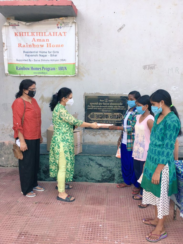 sundayspentwell #rotaryclub of #chanakya #patna inaugurated  #sanitarynapkins vending machine in one of #patnarainbowhomes. This was  followed by distribution of packed #sweets #books #apple #fruits  #clothmasks & a group lunch! #Thanks #rotarians #lionsclub
