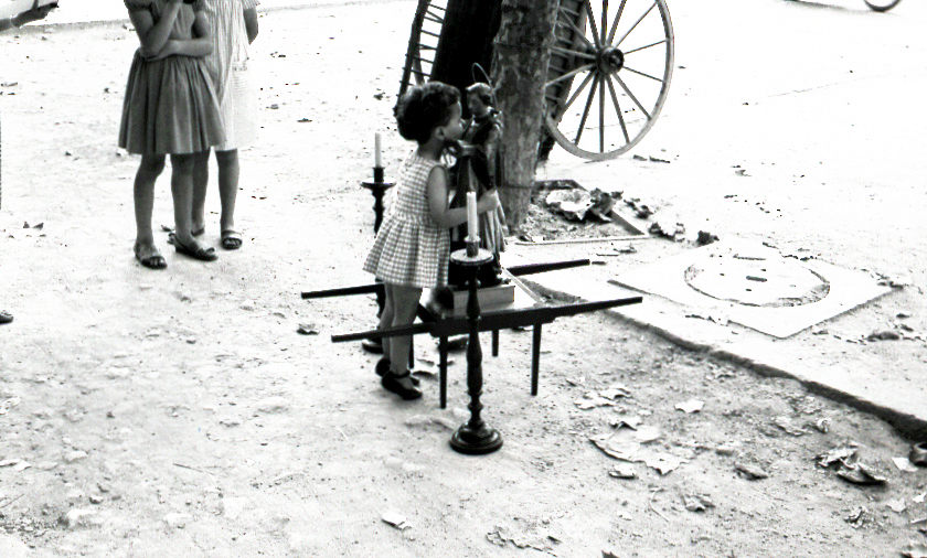 #VINSEUMrecomana visitar el nostre Centre de Documentació per consultar l'extens arxiu dedicat a la Festa Major de Vilafranca. 

Imatge: Nena durant la capta. Autor: Mestres Hero. ca 1940.
<a href="/arxiunacional/">Arxiu Nacional</a> <a href="/acaltpenedes/">acaltpenedès</a> <a href="/CCAltPenedes/">Consell Comarcal Alt Penedès</a> <a href="/VilafrancaAj/">Ajuntament de Vilafranca del Penedès</a> <a href="/fmvilafranca/">Festa Major de Vilafranca</a>