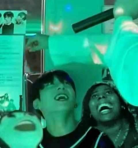 Jaechuni's tweet photo. Eu tava assim assitindo a performance de dinamite https://t.co/OcYJYdJ6Vn