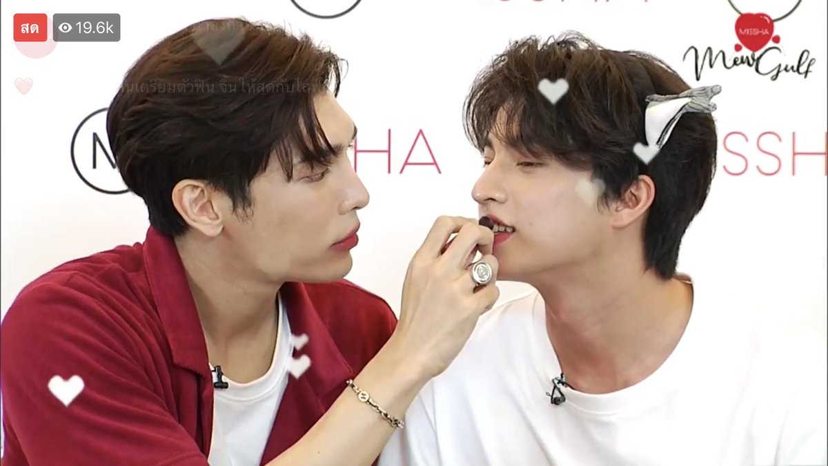 Here, Missha's live,applying lipstick to each other, getting inspiration from each other's lips 