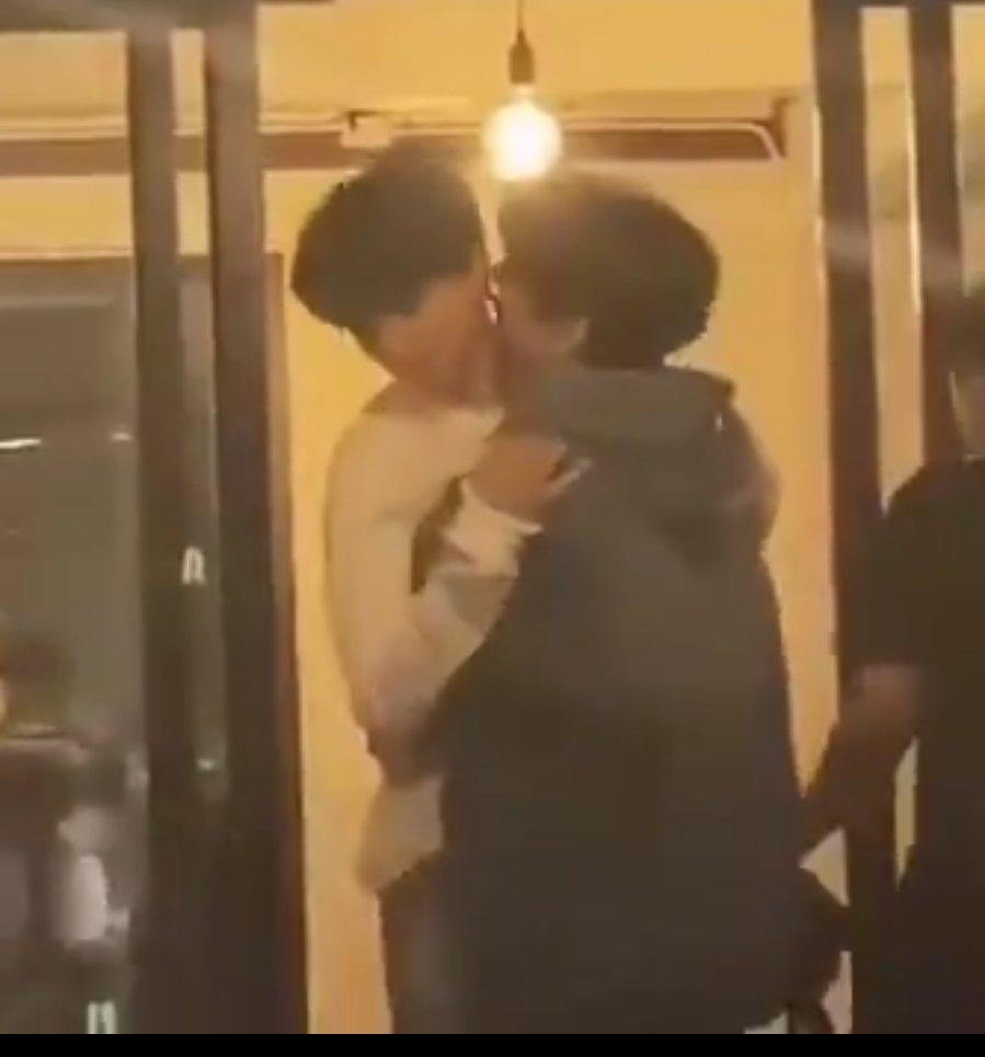 When the live ended, we have a beautiful video of Mew casually hugging and kissing Gulf's neckFKG KISSING GULF'S NECK AHHHHH CANT GET OVER, HELP !!!