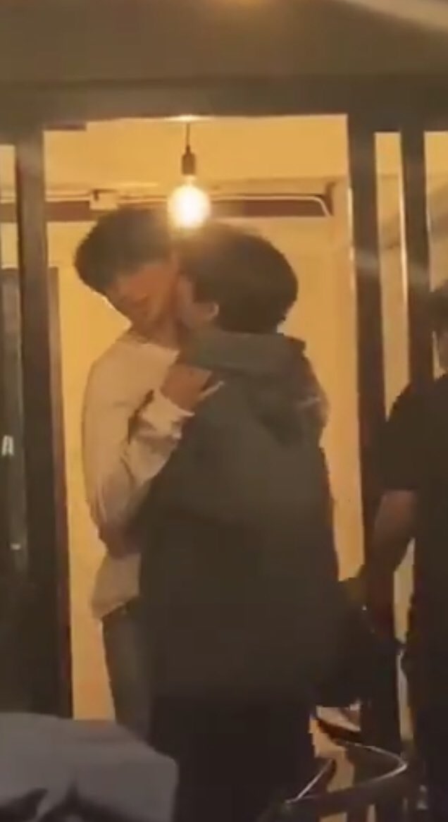 When the live ended, we have a beautiful video of Mew casually hugging and kissing Gulf's neckFKG KISSING GULF'S NECK AHHHHH CANT GET OVER, HELP !!!