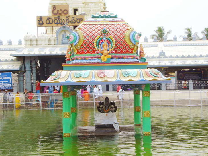 Kanipakam Vinayak temple at Chittur (Andhra Pradesh) testifying the presence of God
The Kanipakam Vinayak temple in Chittur District of Andhra Pradesh is world famous for its self-materialised Ganesh idol and various associated legends
#Ganeshotsav2020