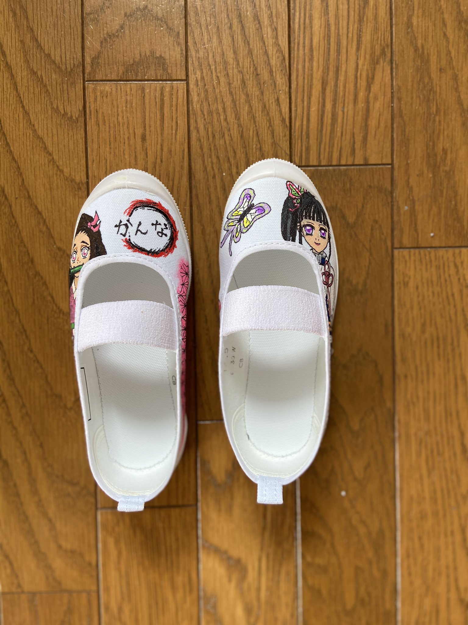 やすきちさん ウイスキーと七輪が大好き 子供の上履きアートも 夏休み明け保育園に向けて 3歳の娘から鬼滅の刃の ねずこ がリクエストされるとは思わなかった 上履アート 上履きアート 上履きデコ 夏休み明け 保育園 鬼滅の刃 ねず