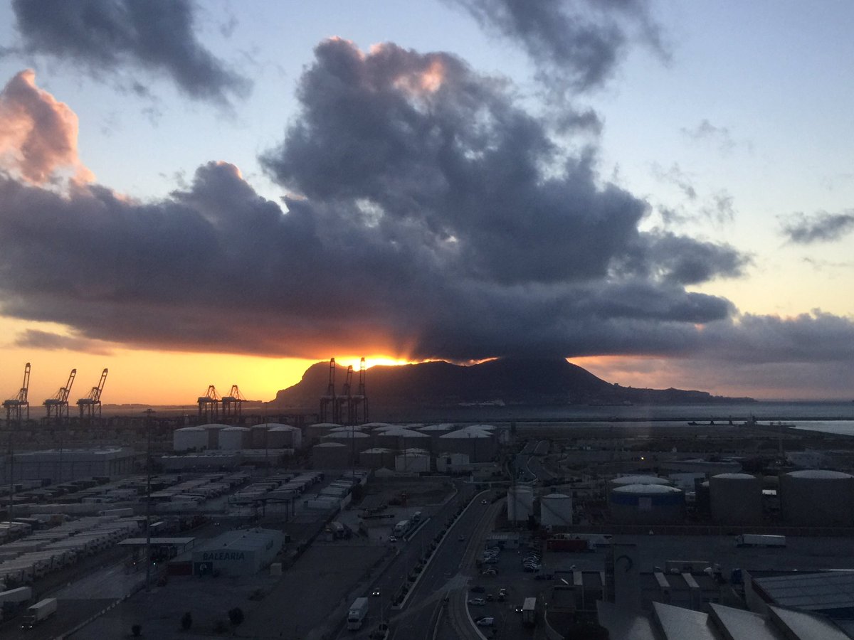 Nuevo amanecer en bahía y nube orográfica sobre Gibraltar #orto #amanecer #puerto #algeciras #bahiadealgeciras #algecirasbay #sunrise