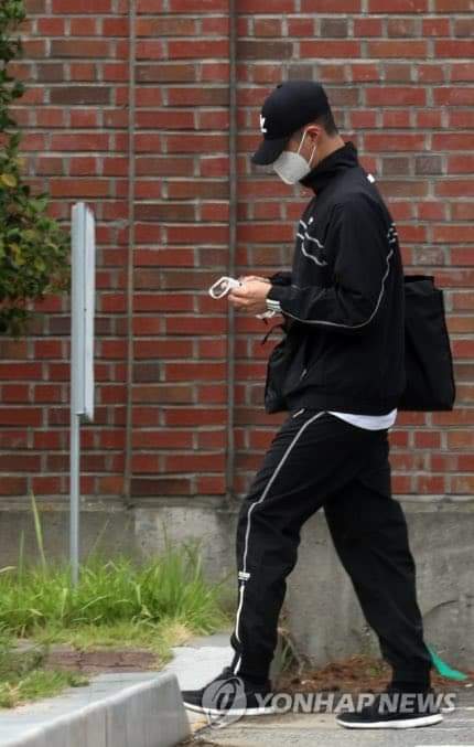 TheAnnyeongOppa's tweet photo. Park Bo Gum enlisted quietly in the military today. Serve your country well Bogummy. We'll wait for your safe return ❤

📸 Yonhap News https://t.co/KmYtpzL35c
