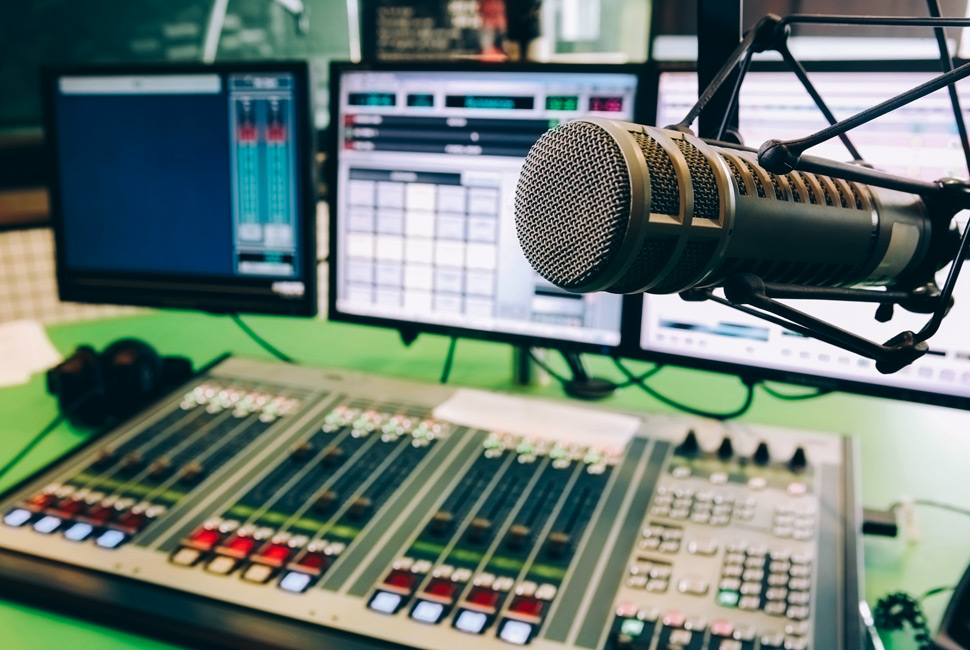Nation FM put out an advert that they are looking for radio presenters. Having been on radio myself for many years, let me share what makes a good presenter. Here's a mini thread for all those who want to be on any radio. It could help one or two people out there on your TL