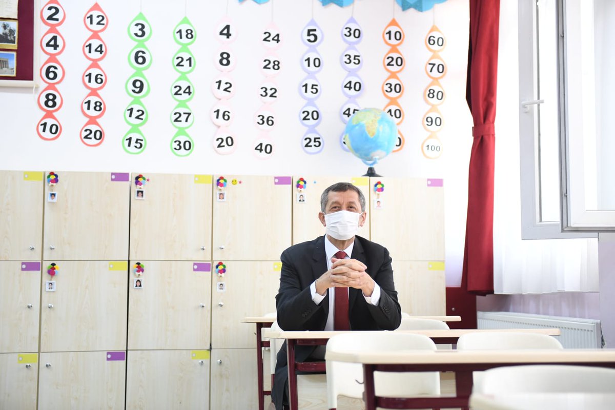 Ders zilimiz çaldı. Ben okuldayım. Öğretmenlerimiz okulda. Çocuklarımız ekran başında uzaktan eğitimdeler. Bilelim ki eğitim başladı... Eğitime hoş geldiniz çocuklar, okullarınıza, sınıflarınıza da sağlıkla gelmeniz dileğiyle.
#uzaktaneğitimleokuldayım