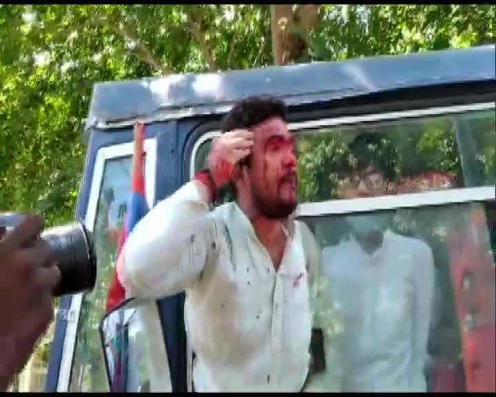 smitaprakash's tweet photo. violent baton charge on student wing of samajwadi party demonstration in Lucknow when they were protesting against JEE-NEET exams https://t.co/Re9szOdI7V