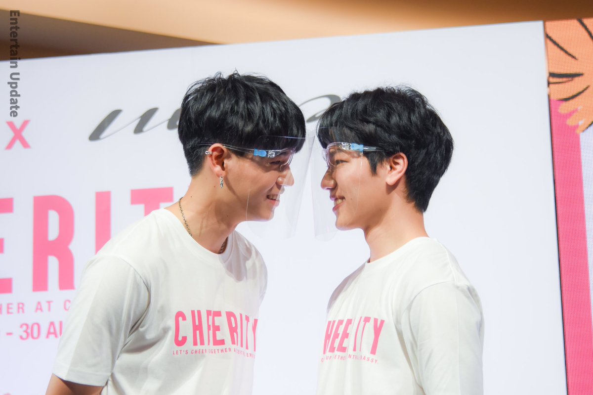 Entup2date's tweet photo. #หยิ่นวอร์  ปลื้มใจแฟนคลับให้กำลังใจหนาแน่น ร่วมประมูลงาน #Cheerity2020 สบทบทุนมูลนิธิชัยพัฒนา ช่วยเหลือผู้ได้รับผลกระทบจาก COVID-19 
#PraewXEmbassy
#Cheerity2200xYINWAR 
#พี่วอร์ของพ่อวี
#warwanarat
#yinyin_anw
#หมูยอของหยิ่นวอร์
#Entupdate https://t.co/PJAlxEK1MK